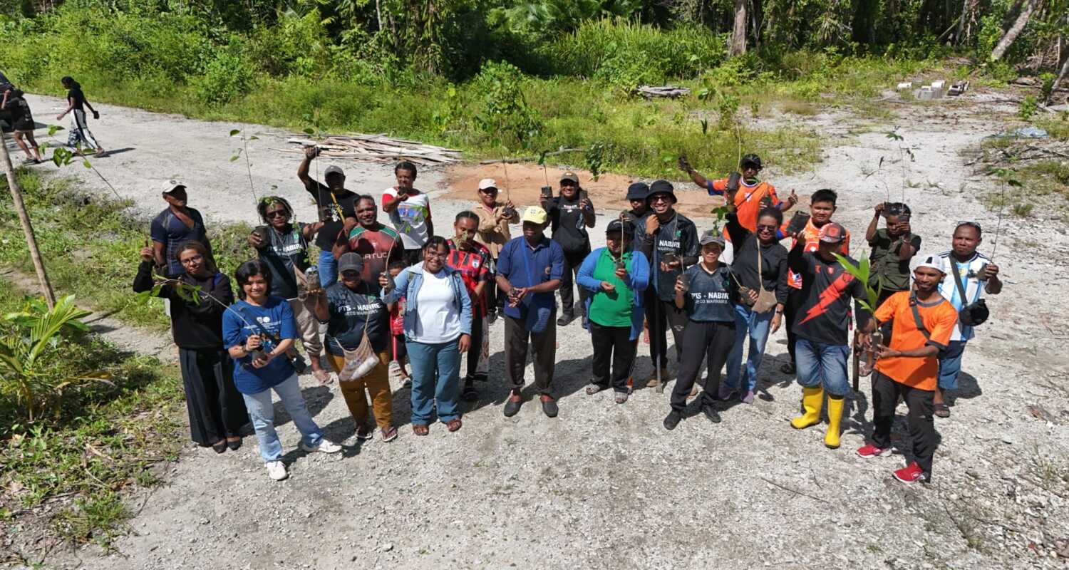 SEKRETARIS YAYASAN MUTIARA HITAM PAPUA GERAKKAN PENANAMAN 280 POHON DI PESISIR SAWADO KUMA