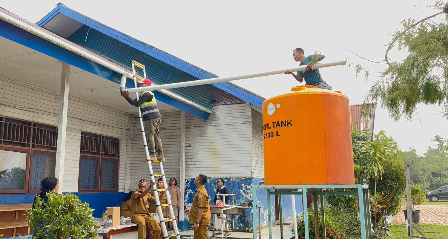 YMH PAPUA LATIH 20 GURU SMA NEGERI 1 PLUS KPG NABIRE MEMASANG SISTEM PEMANENAN AIR HUJAN