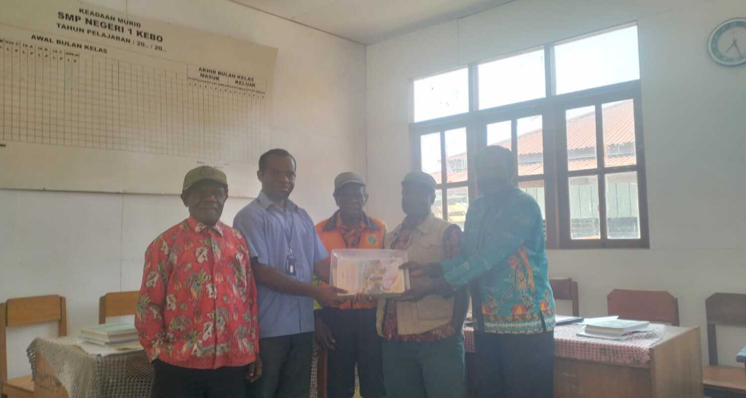 Dedikasi Tanpa Lelah: Tutor YMH Papua di Paniai Menyusuri Sekolah demi Guru Bahasa Inggris  Dari ruang kelas sekolah kejuruan hingga ruang tamu rumah sendiri, para tutor Yayasan Mutiara Hitam